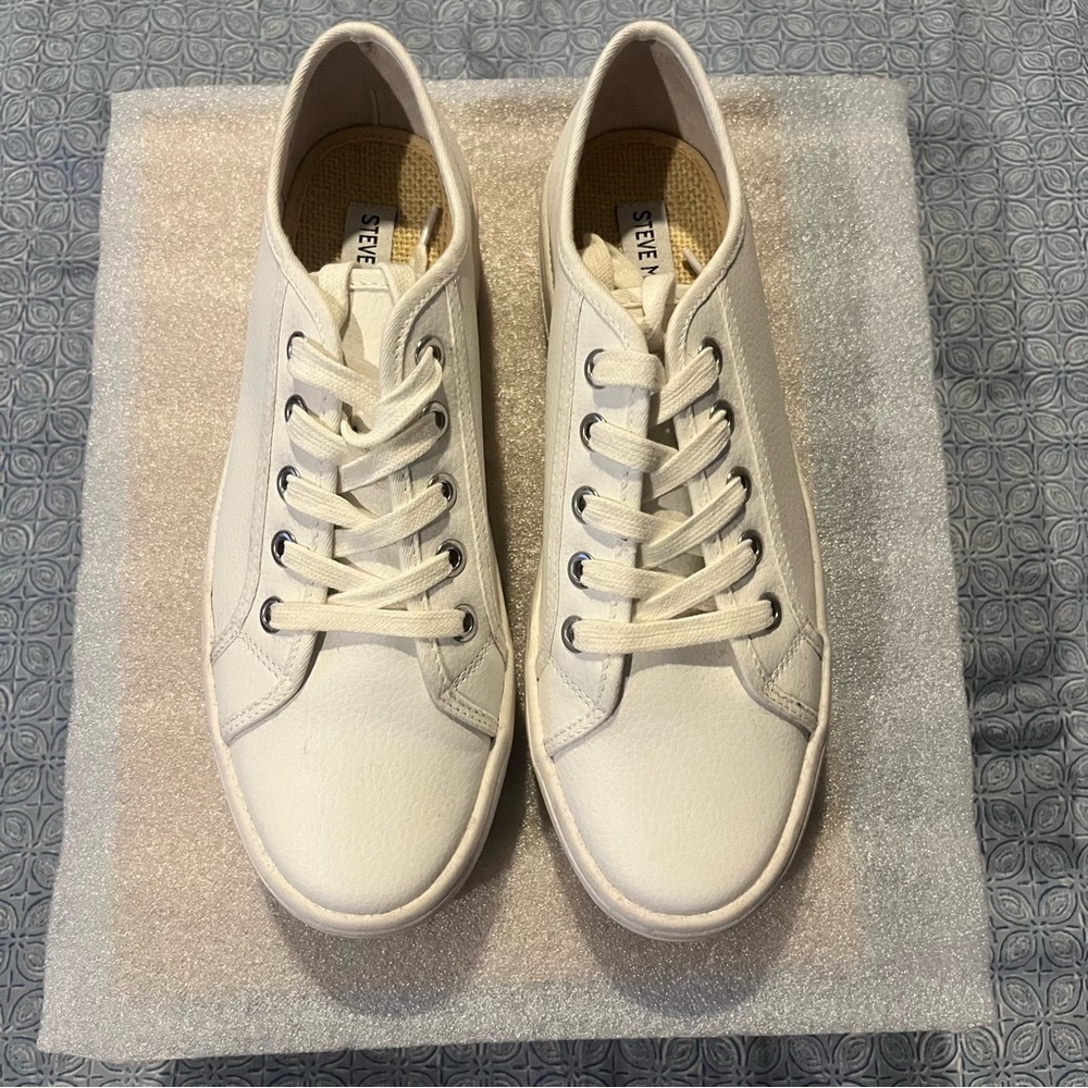Steve Madden Bobbi30s white leather in size 8.5